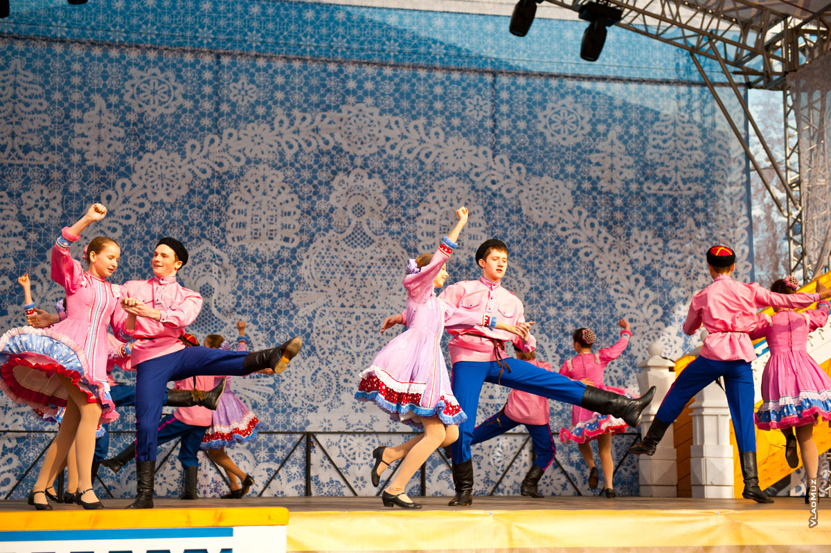 Фото выступлений танцевального коллектива на сцене рядом с резиденцией Деда Мороза в Олимпийском парке «Сочи 2014»