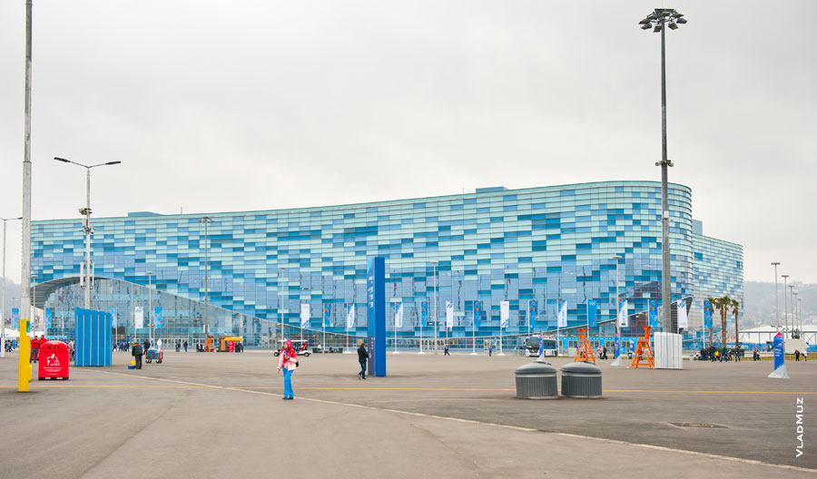 Фото дворца зимнего спорта «Айсберг» в Олимпийском парке «Сочи 2014» со стороны Олимпийской площади