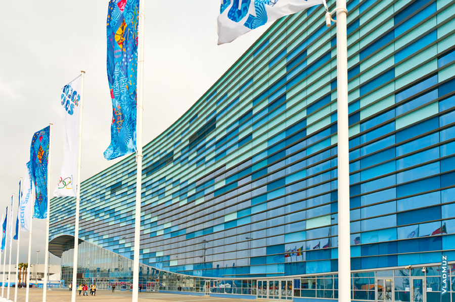Фото олимпийских флагов «Сочи 2014», гармонирующих с цветами «Айсберга»