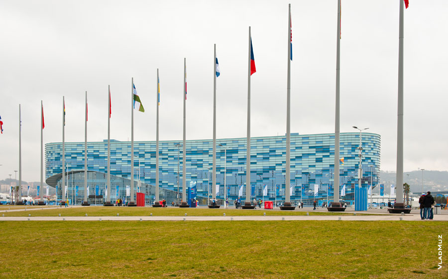 Фото флагштоков на фоне дворца зимнего спорта «Айсберг»» в Олимпийском парке «Сочи 2014»
