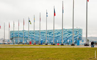 Фото флагштоков на фоне дворца зимнего спорта «Айсберг»