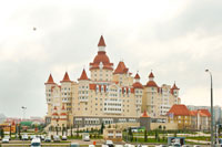 Здание и башни отеля «Богатырь», похожего на замок. Ночью этот отель имеет красивую подсветку
