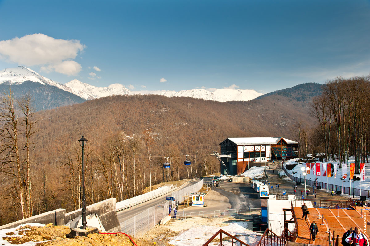 Фото гор и станции канатной дороги 3S в районе финишной зоны горнолыжного курорта «Роза Хутор»