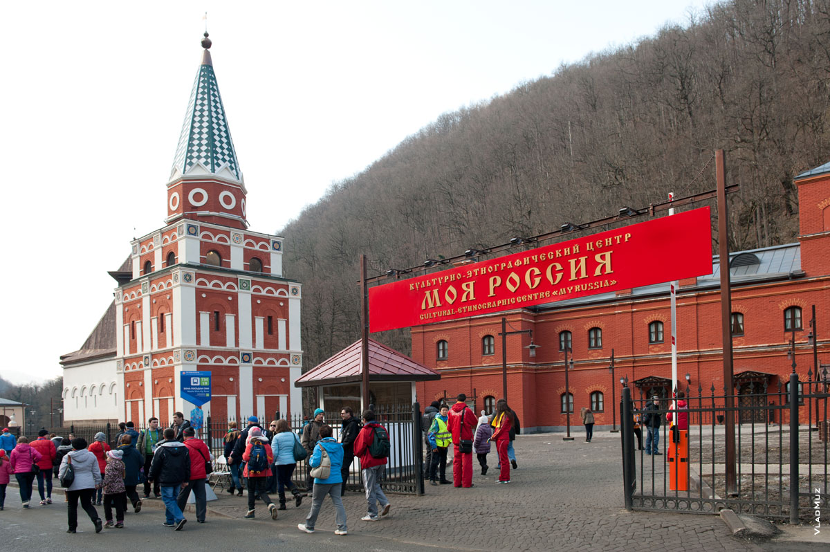 Фото входа в культурно-этнографический центр «Моя Россия», слева — символическая башня Казани