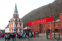 Вход в культурно-этнографический центр «Моя Россия», слева — символическая башня Казани