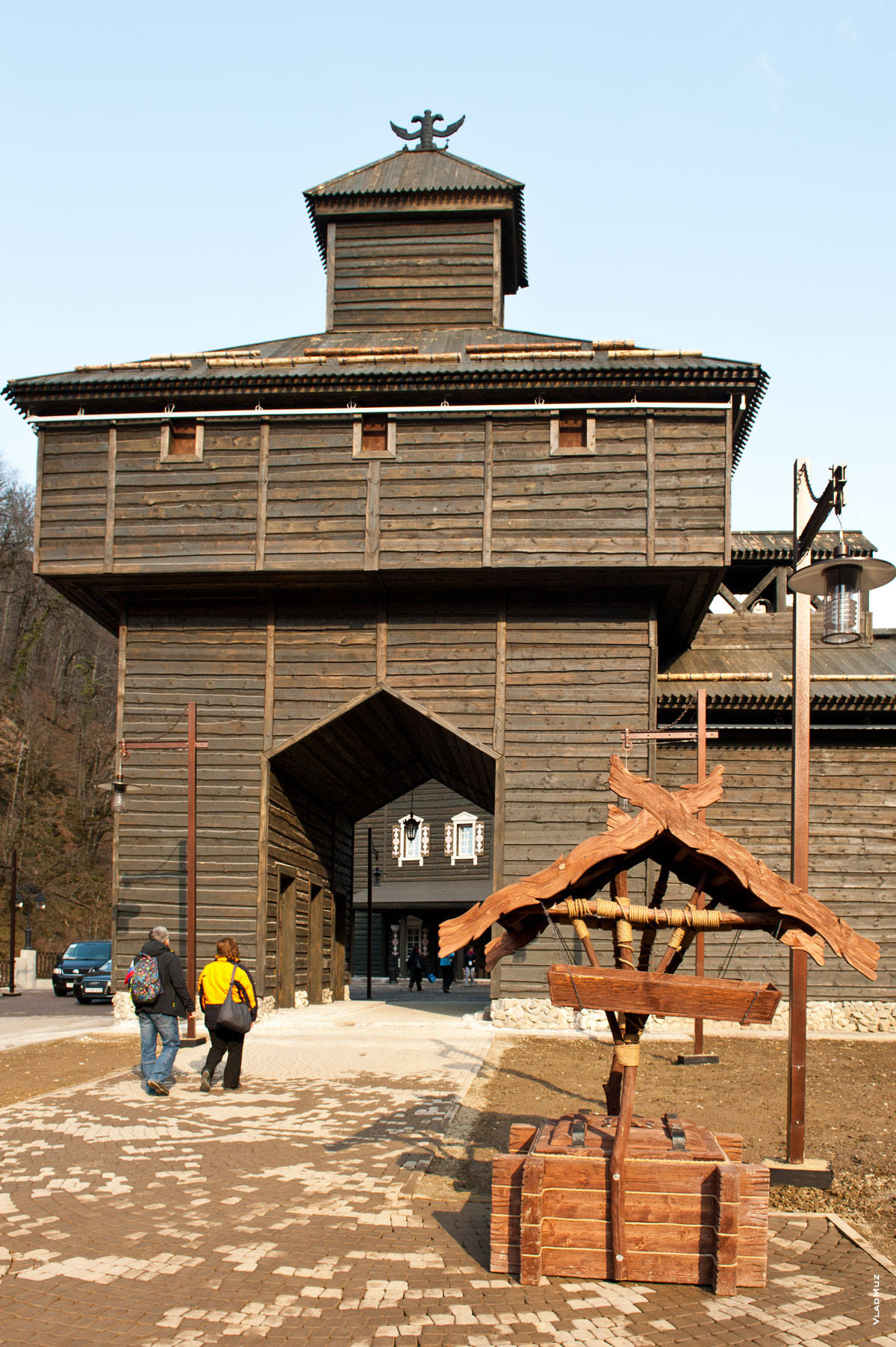 Фото деревянного колодца и башни острога из дерева — символа Сибири