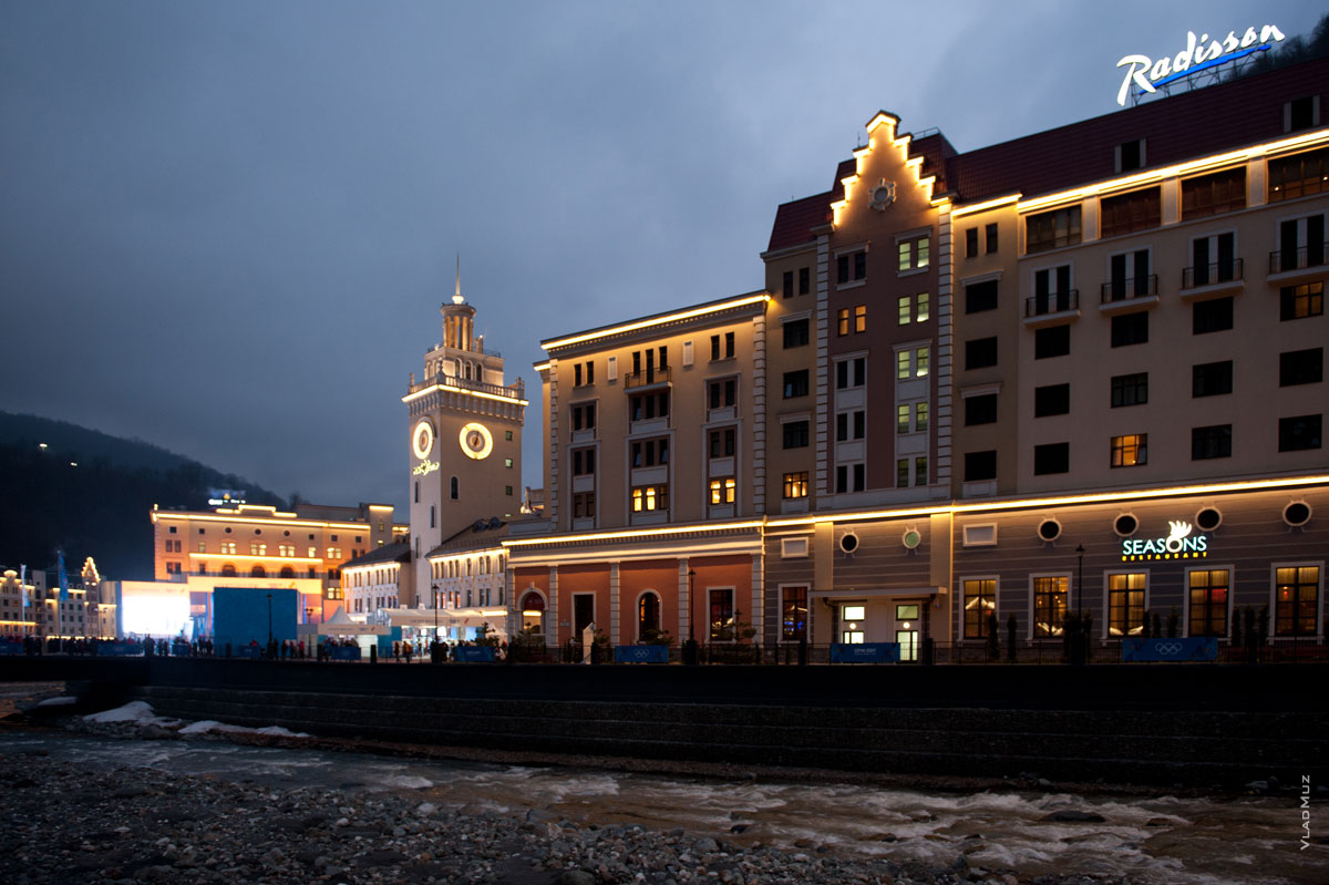 Ночной вид на башню с часами «Роза Хутор» и здание отеля Редиссон (Radisson Hotel)<