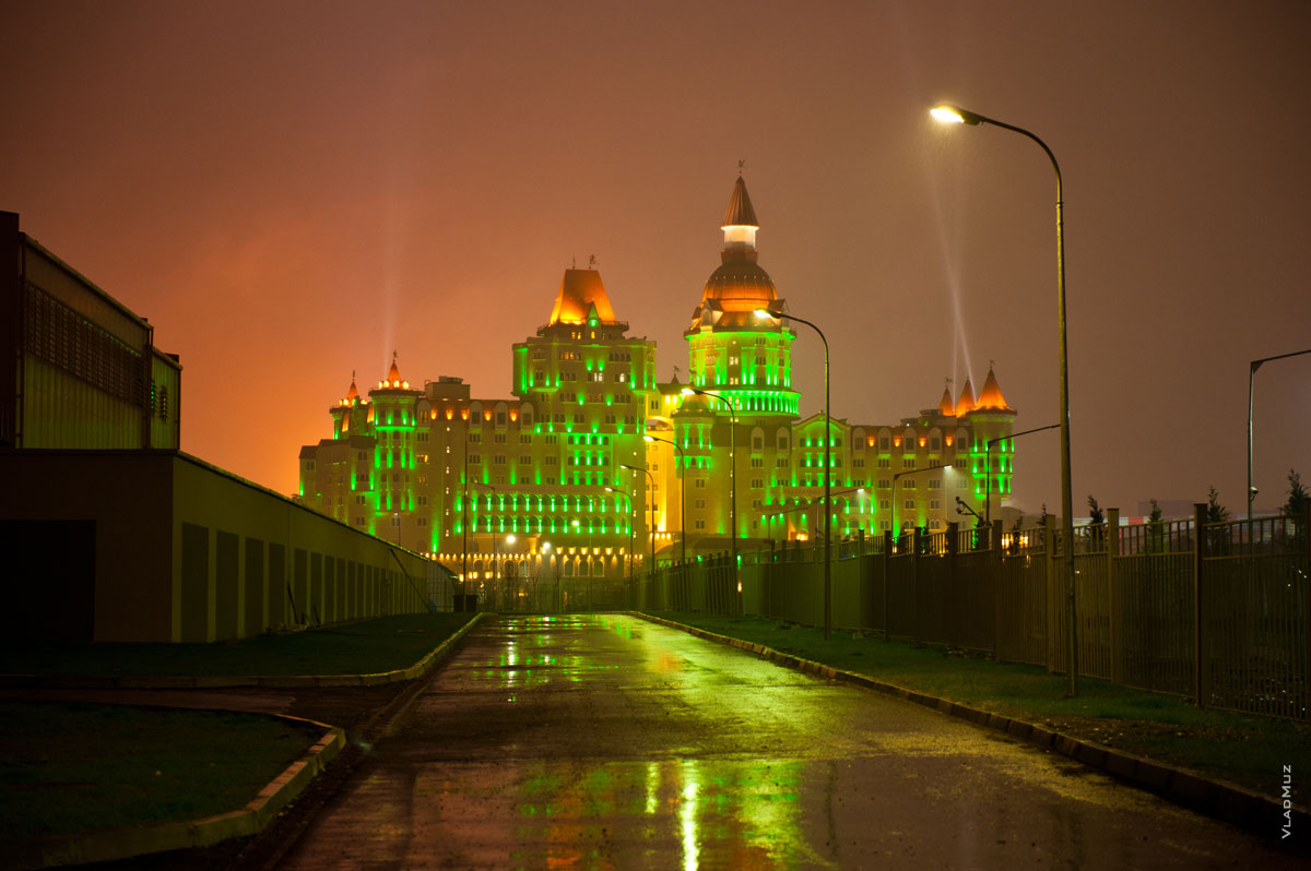 Ночное фото здания гостиничного комплекса «Богатырь» с красивой ночной подсветкой в Сочи