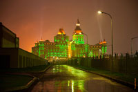 Ночное фото здания гостиничного комплекса «Богатырь» с красивой ночной подсветкой в Сочи