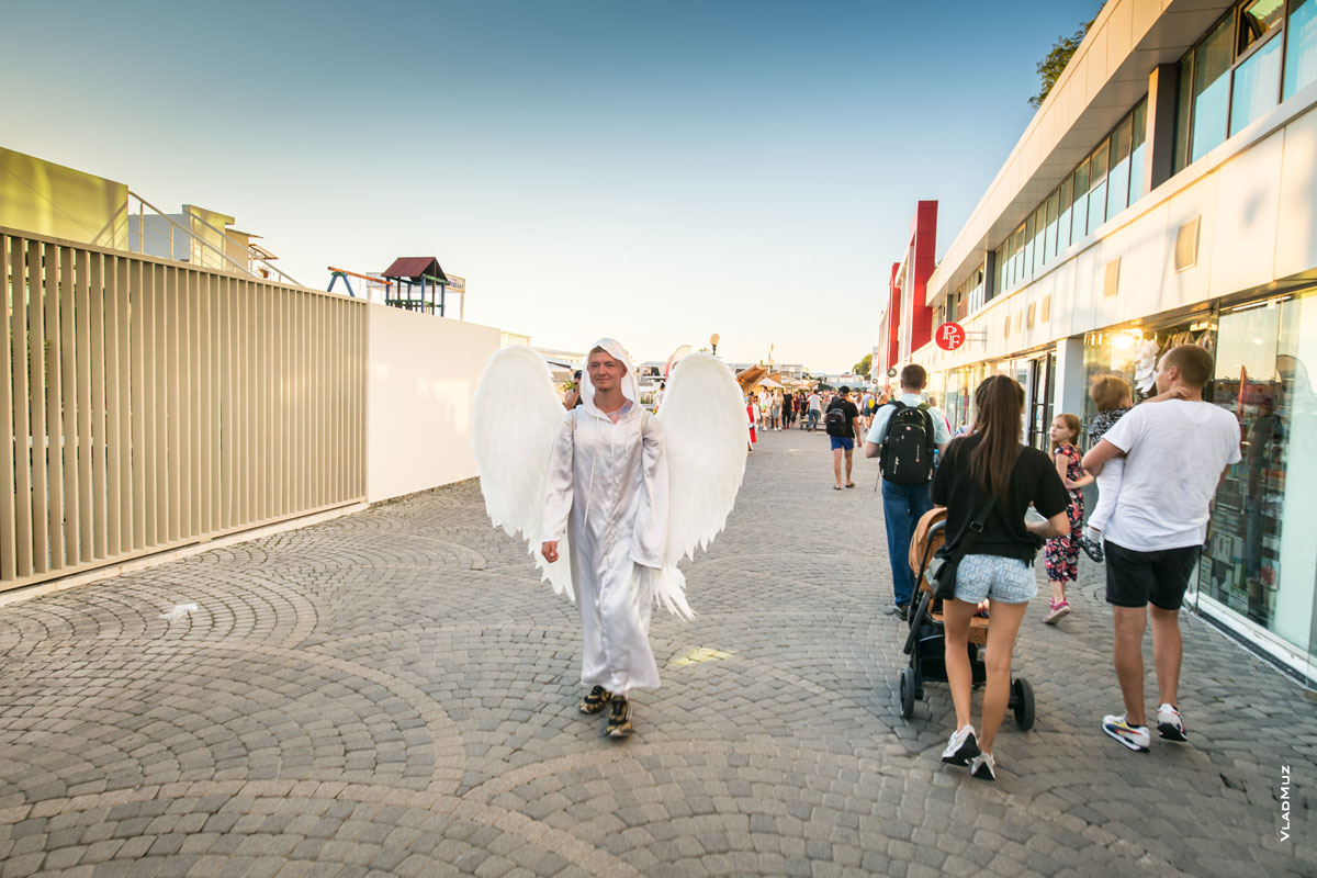 Фото гуляющего ангела по набережной города Сочи