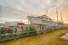 Фото морских судов за забором в зоне сервисного обслуживания и сухой стоянки морского порта «Имеретинский»