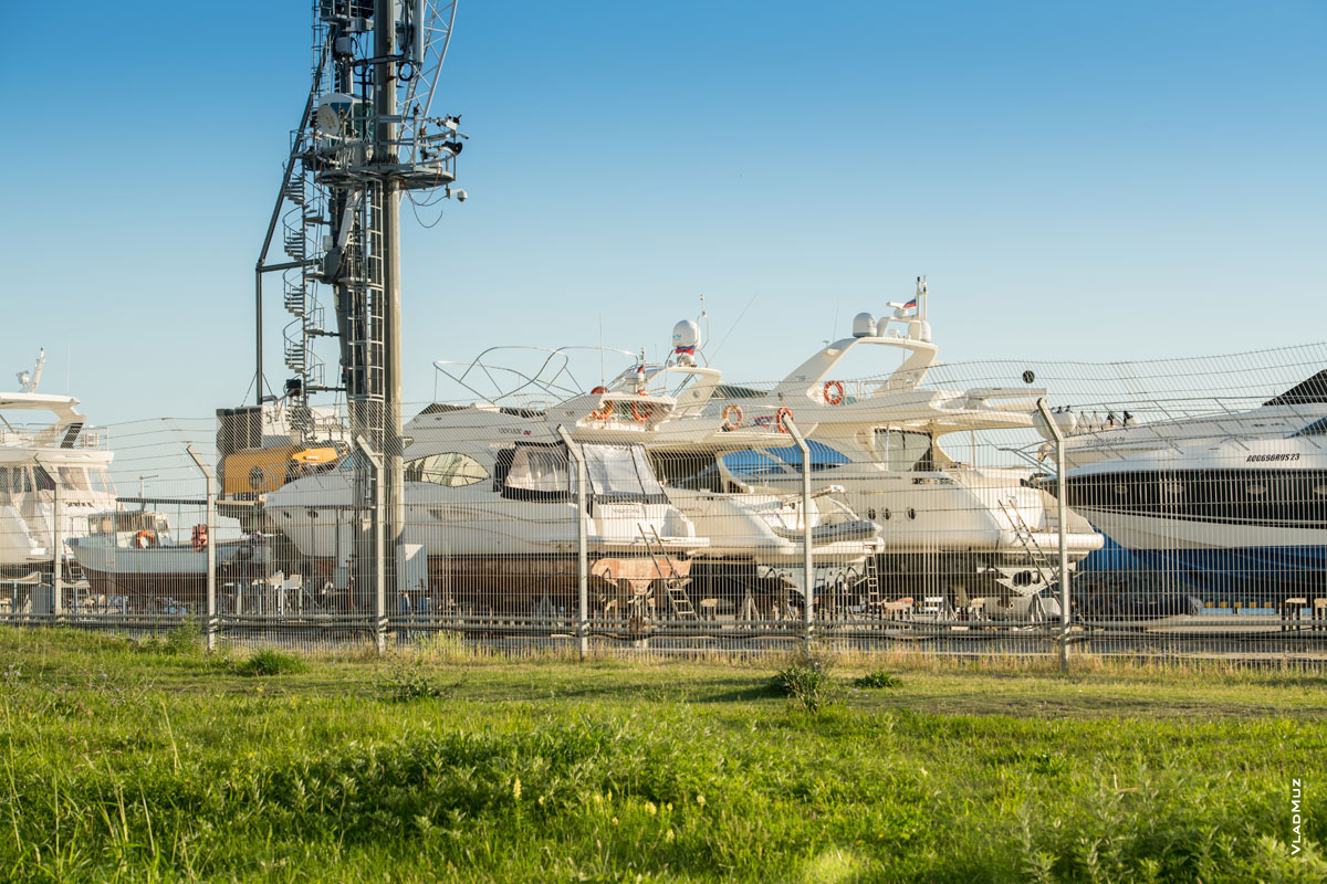 Фото зоны технического обслуживания и сухой стоянки яхтенного порта «Имеретинский» со стороны улицы Голубой в Адлере
