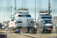 Фото яхт и катеров на парковке в зоне сухой стоянки Имеретинского яхтенного порта