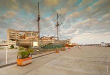 Фото бригантины «Святая Виктория» на площади перед яхтенным портом Адлера «Имеретинский»