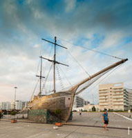 Фото корабля-музея «Святая Виктория» на площади Имеретинского морского порта в Адлере