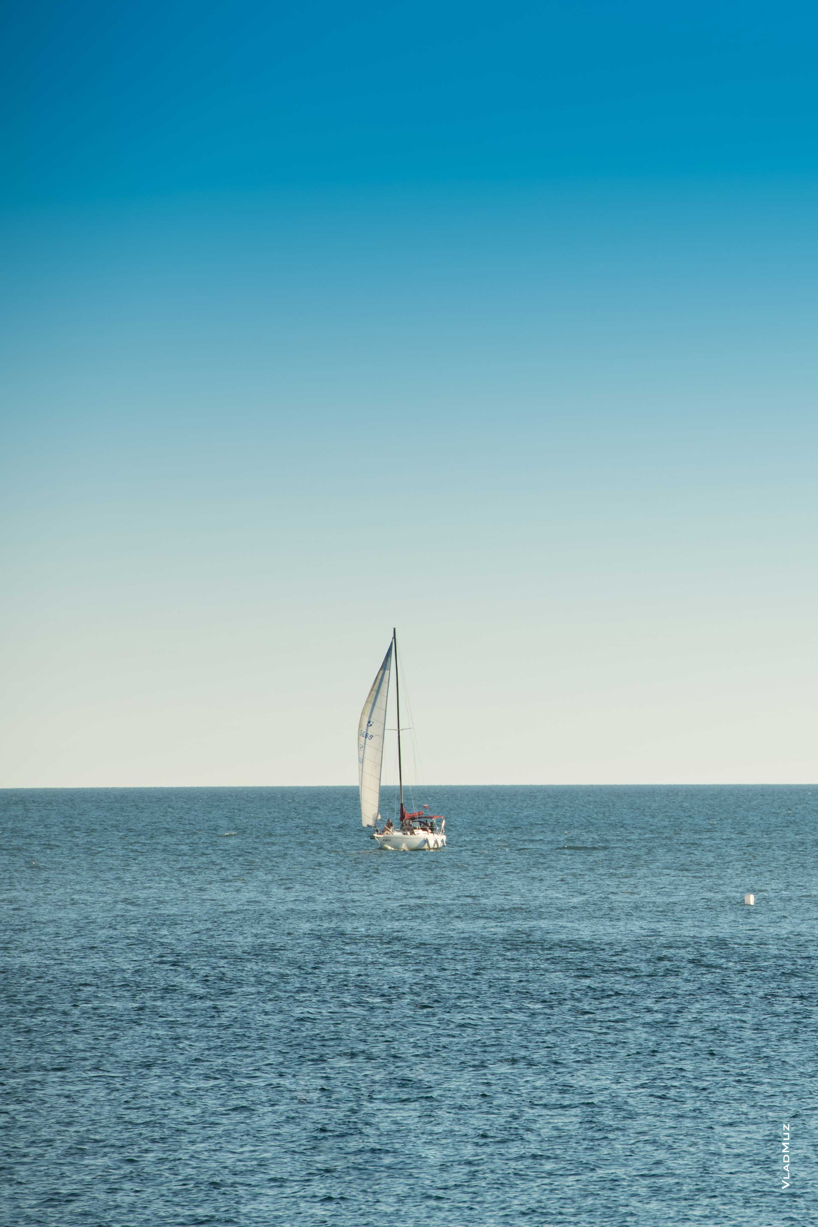 HD-фото яхты под белым парусом в море в HD качестве (2725 на 4090 пикселей)