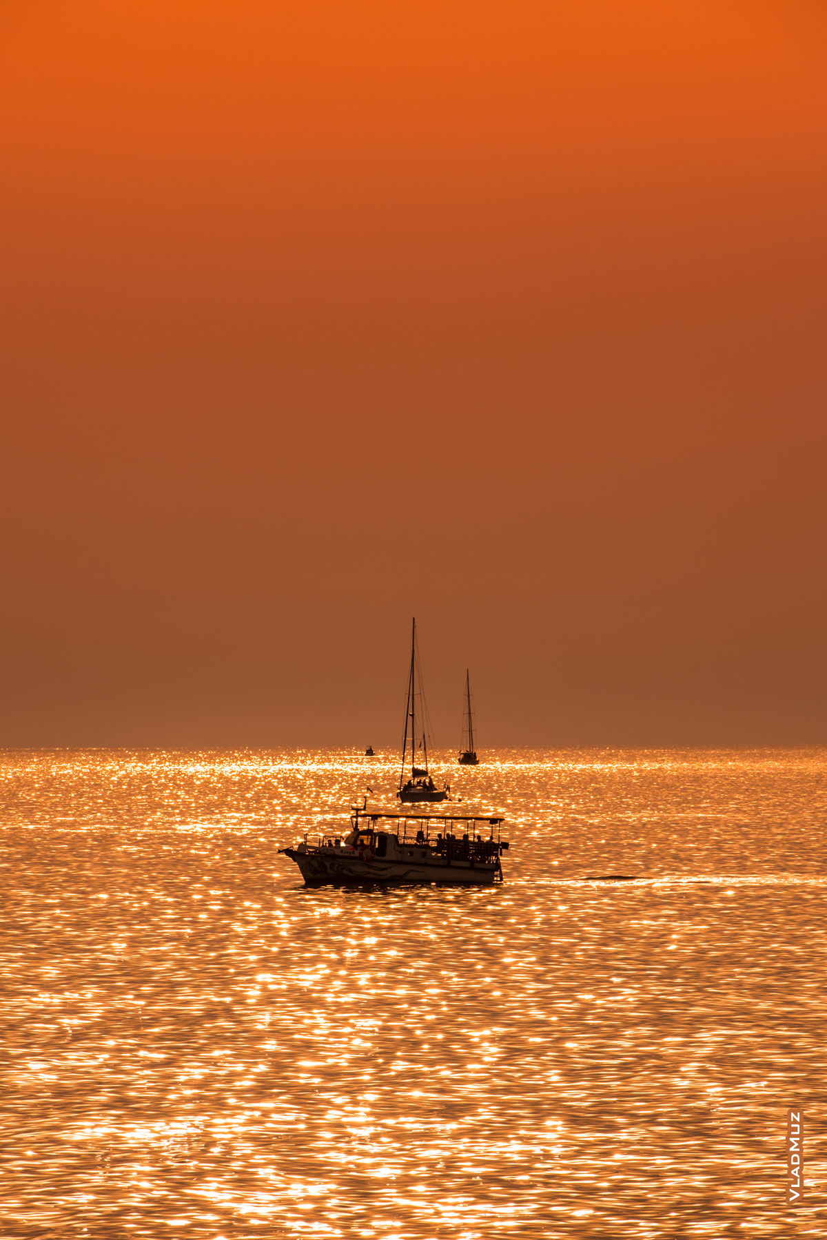Морской фото пейзаж с катером и яхтами в теплых тонах