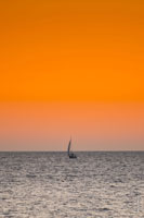 Морской фотопейзаж: яхта в море после заката