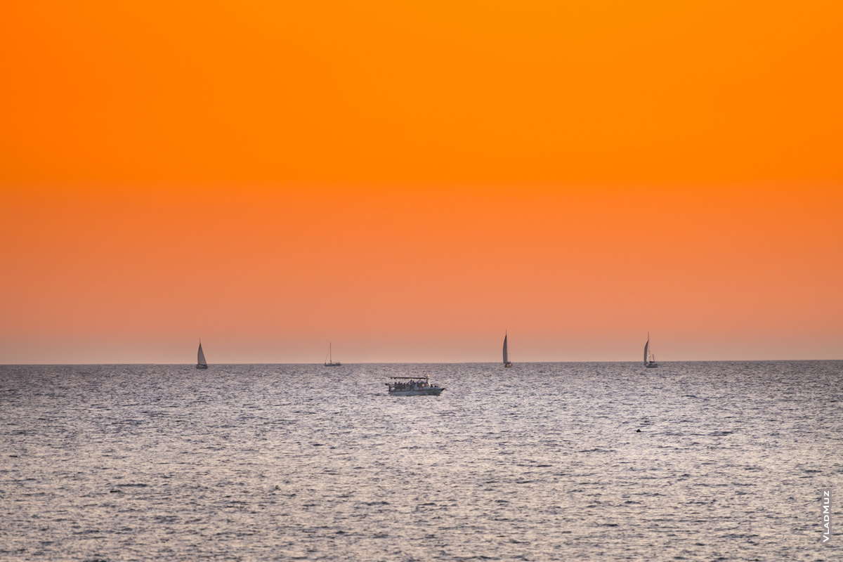 Фото катера «Авега» и яхт на горизонте в море после заката