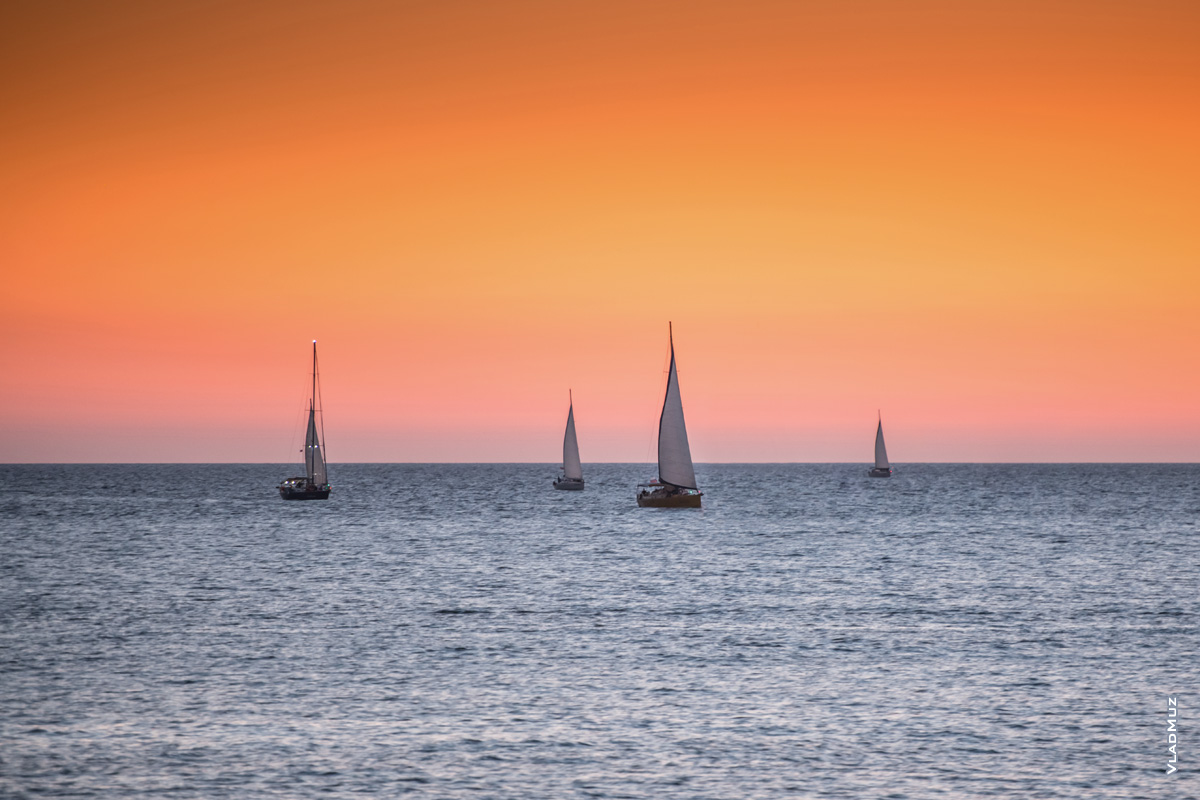 Фото яхт в море на горизонте, после заката солнца