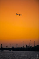 Фото самолета в небе на закате над Имеретинским морским портом в Адлере (Сочи)