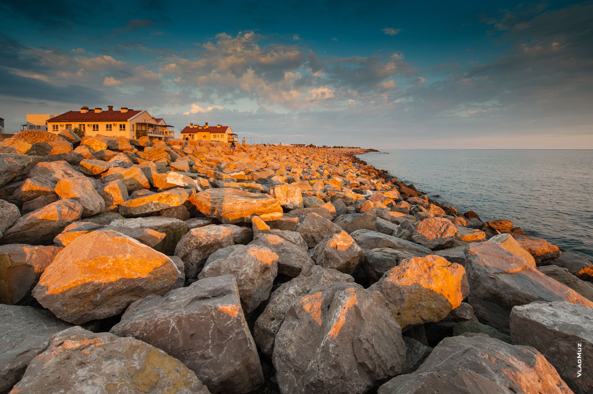 Имеретинский морской порт в Адлере (Сочи): фото камней на берегу Морского квартала в лучах заходящего солнца. Летний фотопейзаж
