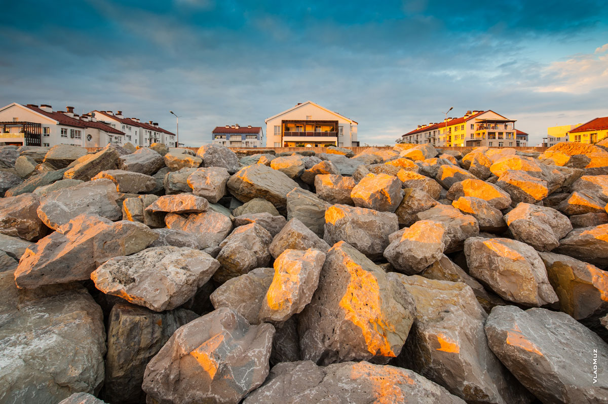 Фото камней на фоне Морского квартала в районе Имеретинского морского порта в Адлере (Сочи). Летний фотопейзаж