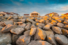 HD-фото камней на фоне корпусов Морского квартала в районе Имеретинского морского порта в Адлере (Сочи). Летний фотопейзаж в HD качестве с разрешением 4256 на 2832 пикселей
