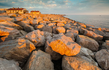 HD-фото каменистой набережной в районе Имеретинского морского порта в Адлере (Сочи). Летний фотопейзаж в HD качестве с разрешением 3635 на 2325 пикселей