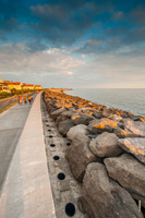 Пейзажные перспективы набережной Имеретинского морского порта в Адлере (Сочи). Летний фотопейзаж в HD качестве с разрешением 2832 на 4256 пикселей