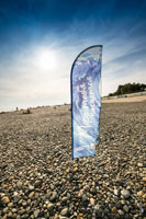 Фото флага на пляже «Бархатные сезоны» в Адлере со словами «Море тебя касается»