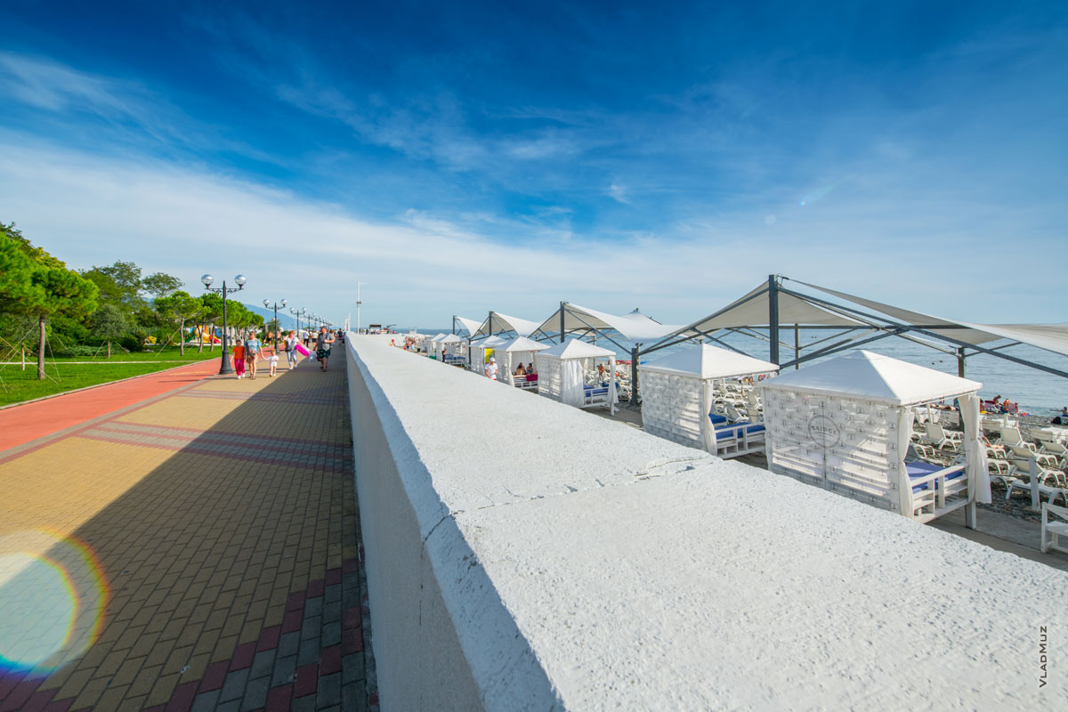 Фото белых шатров на пляжах Имеретинской набережной в Адлере