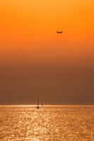 Фото яхт в море и самолета в небе Адлера. Морской фотопейзаж