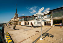 Фото указателей на яхт-клубы на Морском вокзале в Сочи в HD качестве с разрешением 4000 на 2735 пикселей