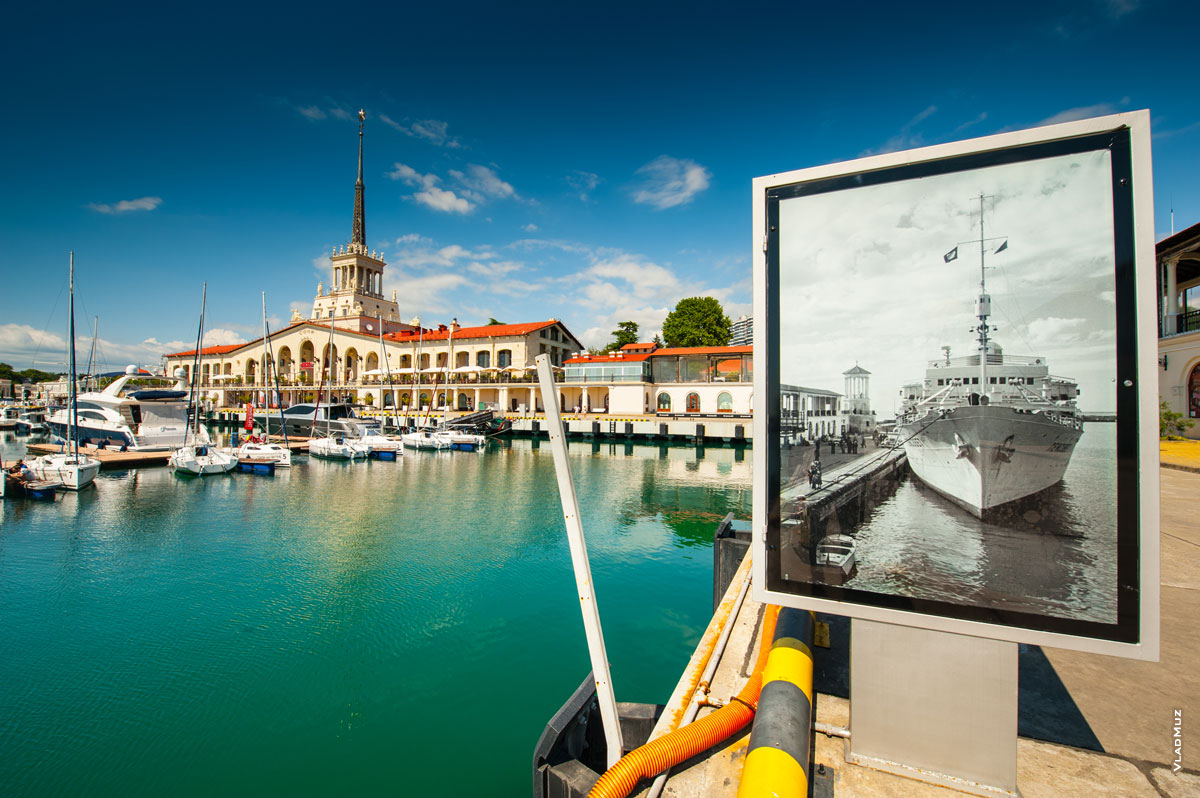 Картина с теплоходом «Ленсовет» на пристани Морского вокзала в Сочи. Фотопейзаж