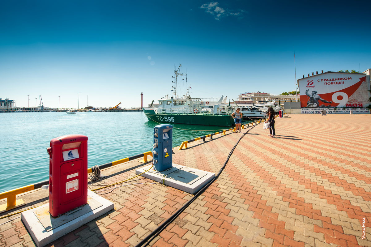 Фото пожарных гидрантов (красная стойка) и заправочной станции для заправки яхт и катеров водой и электричеством (синяя стойка) на набережной Морского вокзала