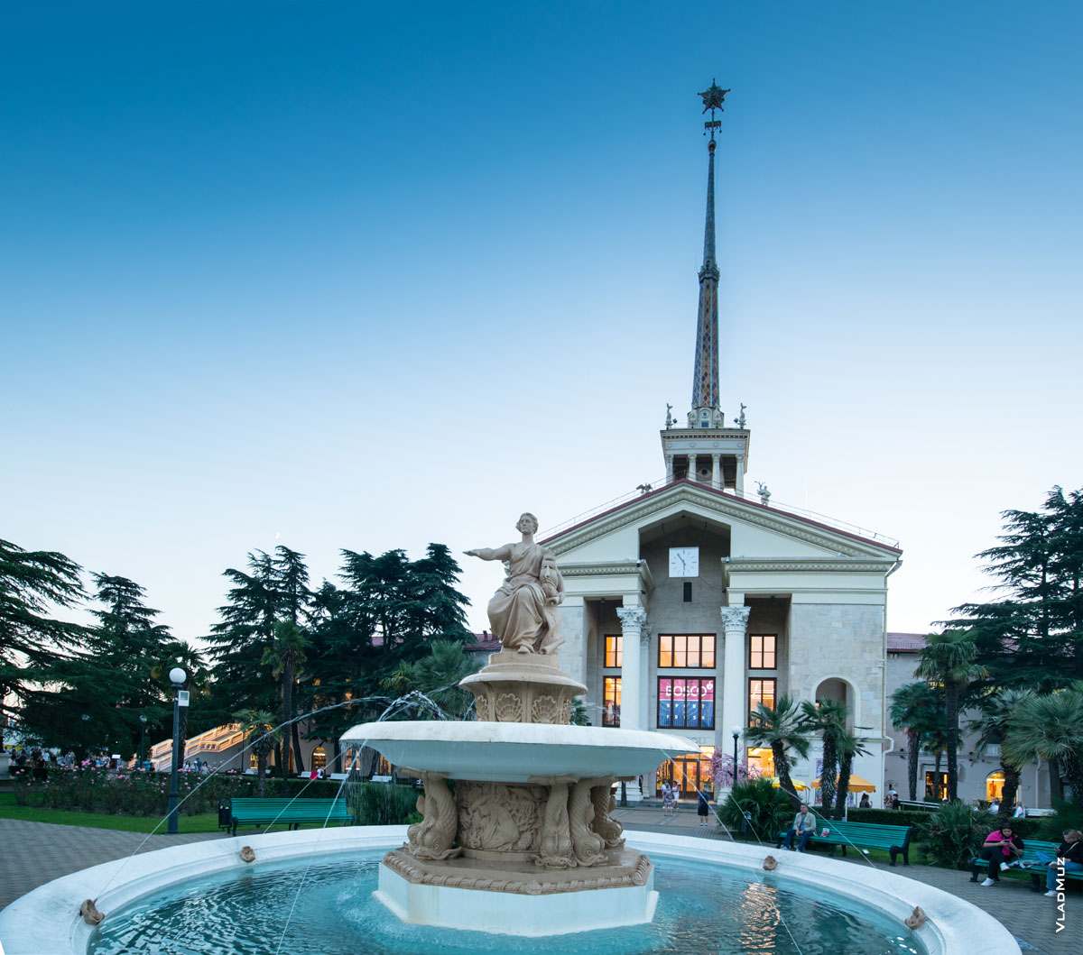 Морвокзал Сочи: фото фонтана, скульптуры «Навигация» и здания вокзала со стороны города