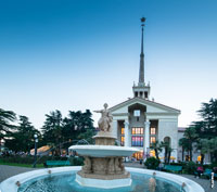 Фото фонтана, скульптурной композиции «Навигация» и здания Морского вокзала в Сочи со стороны города в HD качестве 5015 на 4430 пикселей