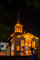 Ночное фото здания Морского вокзала с подсветкой со стороны города слева с разрешением 2575 на 3870 пикселей