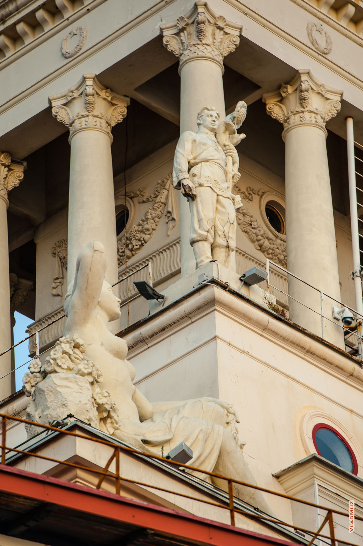 Фото женской скульптуры (весна) на башне Морского вокзала в Сочи и мужской скульптуры (запад)