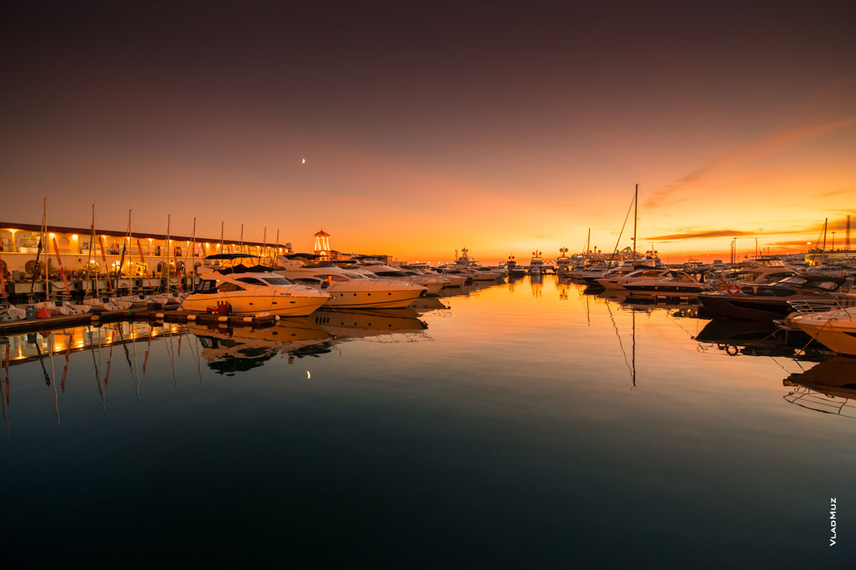 Фото сочинской марины в Морском порту Сочи на закате солнца