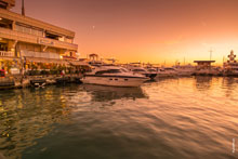 Фото катеров у 8-го причала Морпорта Сочи на закате солнца в HD качестве с разрешением 6020 на 4015 пикселей