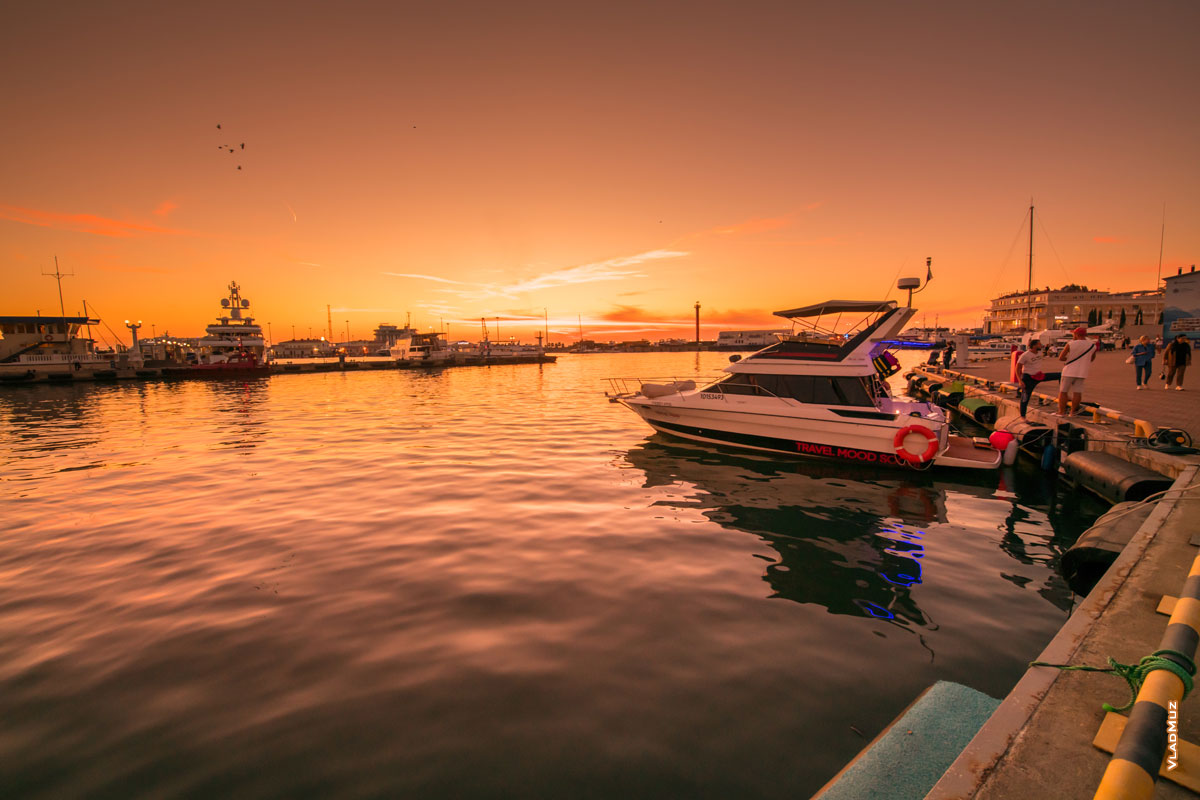 Морвокзал в Сочи: фото яхты у причала на закате солнца