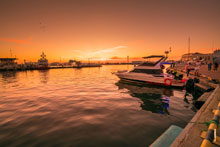 Фото яхты у причала Морвокзала в Сочи на закате солнца в HD качестве с разрешением 6192 на 4128 пикселей