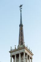 Фото 3-го яруса башни со шпилем Морского вокзала в Сочи со стороны города в HD качестве 2832 на 4256 пикселей