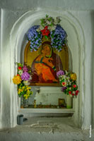 Фото ниши с образом иконы Владимирской Божией Матери внутри тоннеля в ущелье Ахцу на старом Краснополянском шоссе в Сочи