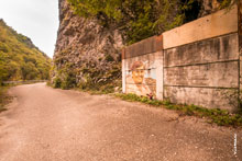 Фото граффити тренеру по бегу со стихами от Аллы на заброшенной старом Краснополянском шоссе в Сочи