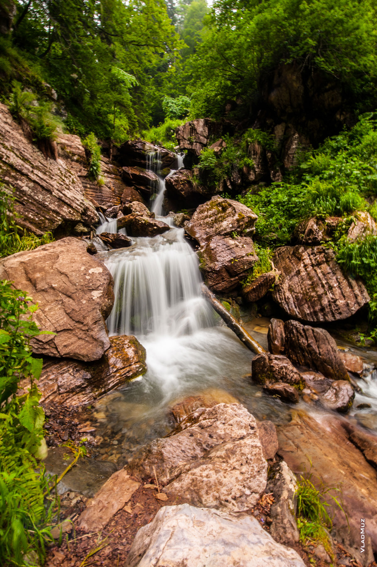 Фото нижних ступеней водопада Менделя в парке водопадов «Менделиха» в «Роза Хуторе». Летний фотопейзаж