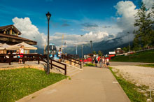 Фото на подходе к смотровой площадке Горной Олимпийской деревни на «Роза Плато» курорта «Роза Хутор»