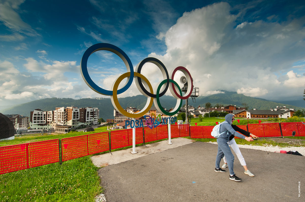 Фото Олимпийских колец в Горной Олимпийской деревне на «Роза Плато»
